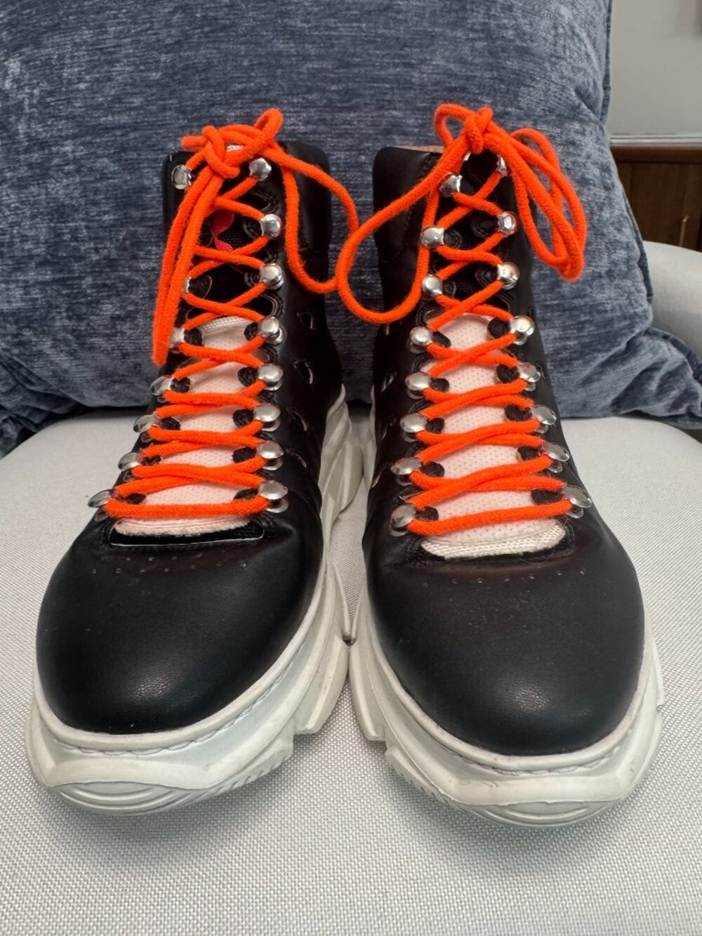 F_WD Hi-Top Logo Sneakers/ Snowboots sz 40 Black and White